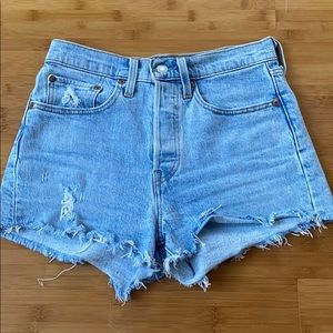 Levi’s: High-waist cut-off shorts